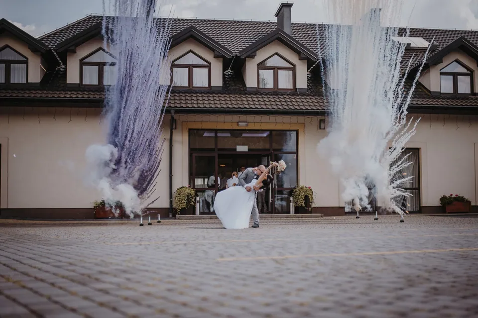 Para młoda podczas widowiskowej oprawy wesela Magicznych Momentów