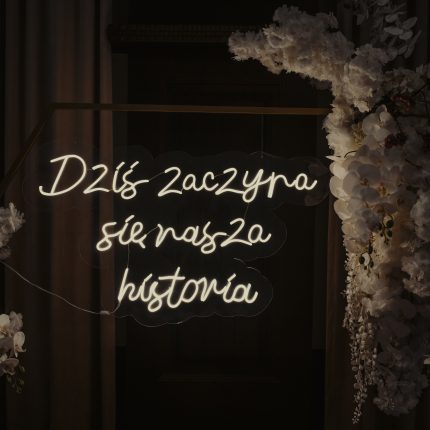 Napis led "Dziś zaczyna się nasza historia"